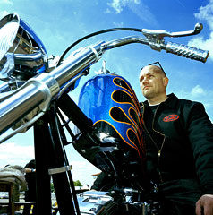 discovery sutaz britskych motorkarov