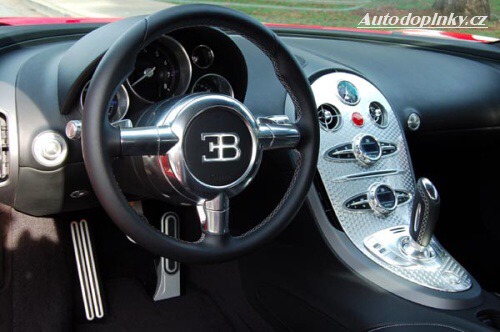 Bugatti Veyron v červené