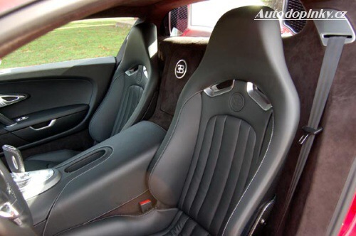 Bugatti Veyron v červené