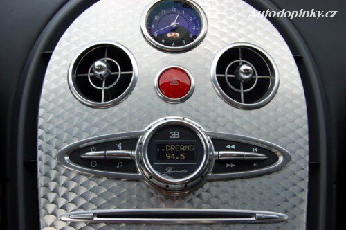 Bugatti Veyron v červené