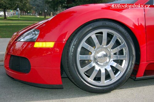 Bugatti Veyron v červené