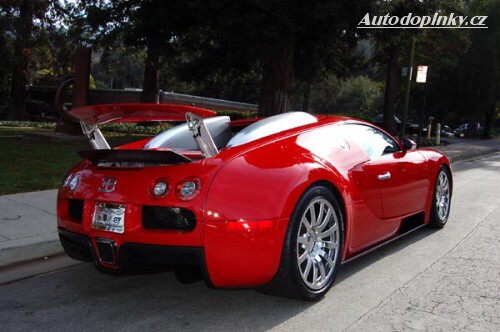 Bugatti Veyron v červené