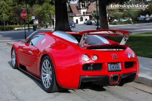 Bugatti Veyron v červené