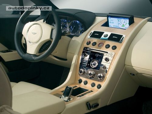 Aston Rapid proti Porsche Panamera