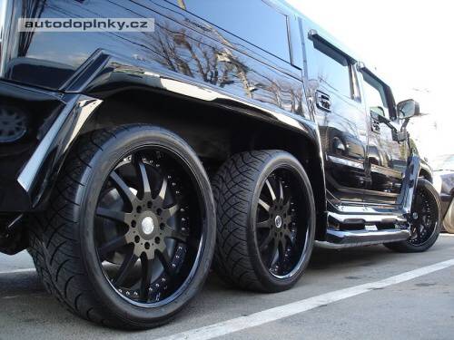 Hummer H2 s �esti koly