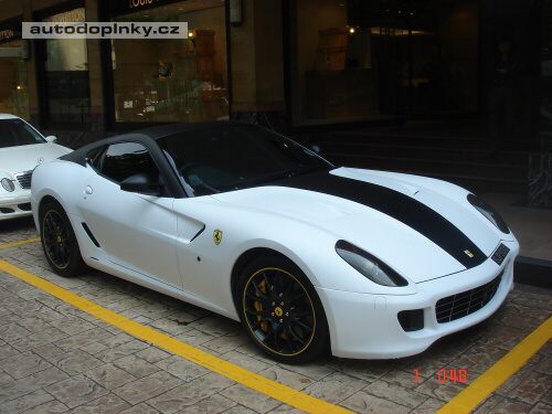 Ferrari 599 GTB  v b�lo-�ern�