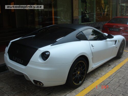 Ferrari 599 GTB  v b�lo-�ern�