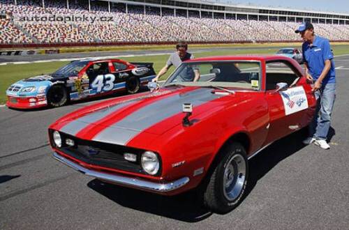 Slep� mu� jede Nascar
