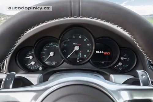 Porsche slav� pades�tiny modelu 911