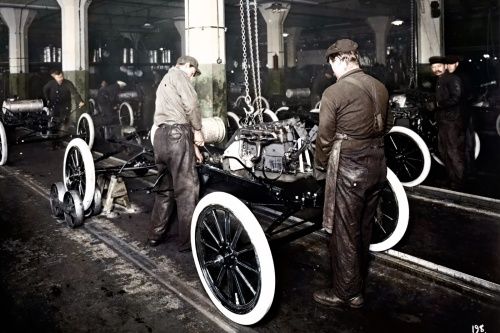 Ford slav� 100let mont�n� linky