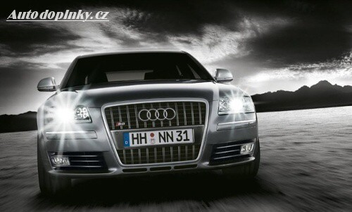 Audi S8 2008 přijíždí