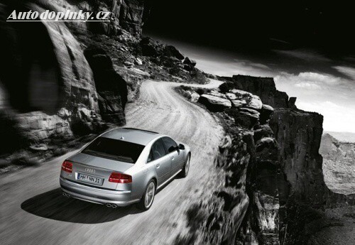 Audi S8 2008 přijíždí
