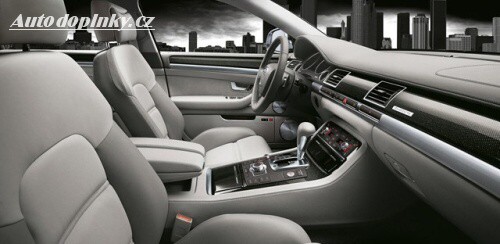 Audi S8 2008 přijíždí
